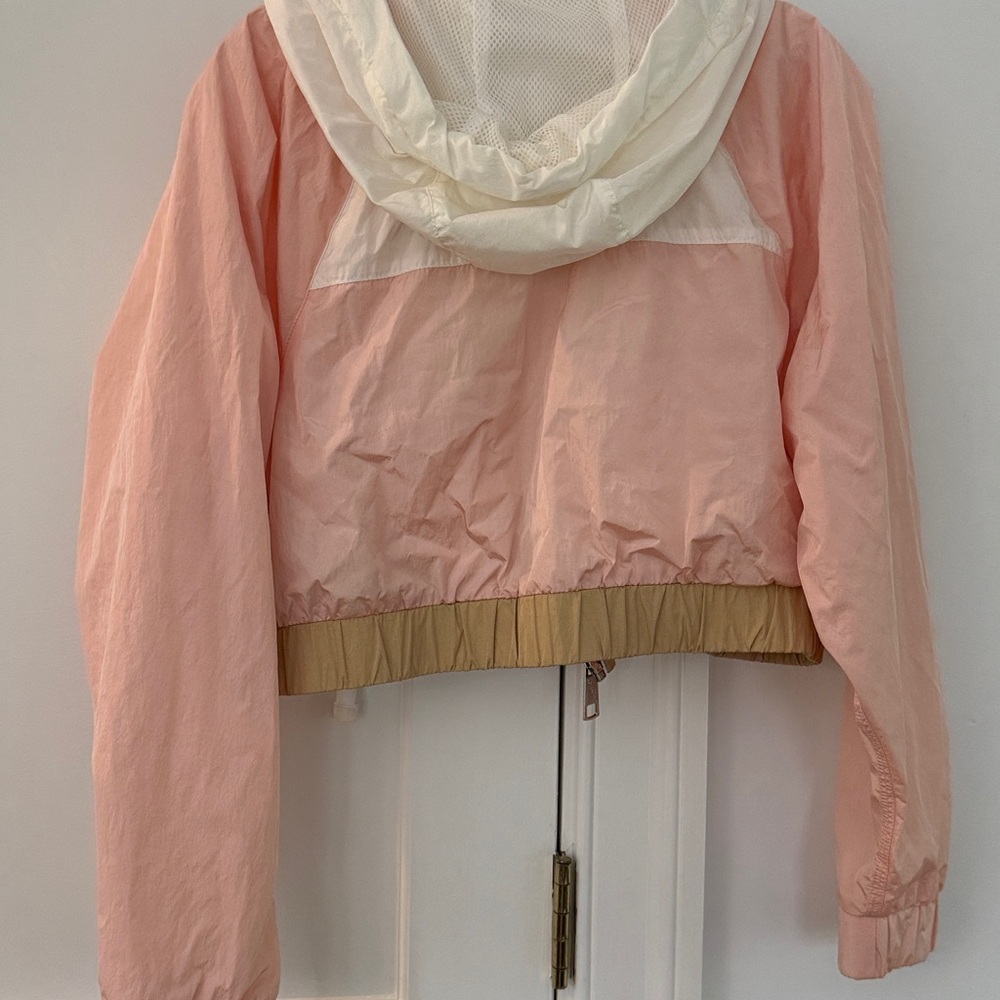 Like new. Hollister Women's Pink and Tan Cropped windbreaker - Picture 4 of 4